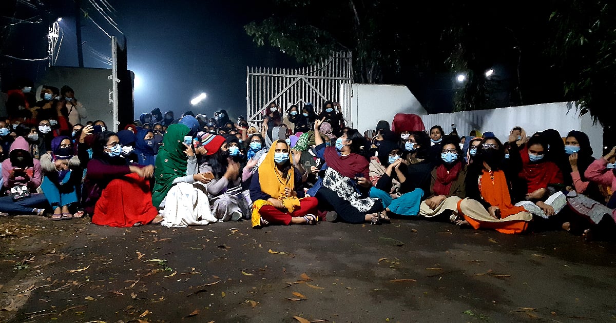 Protesting students in front of the vice chancellor's residence on the night of 13 January 2022