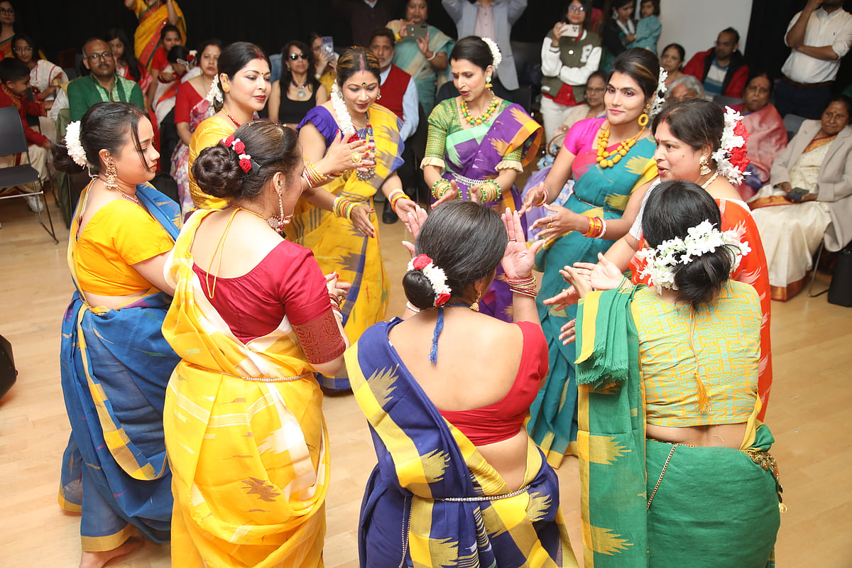 Dancing with memory: A Dhamail night on the Thames | Prothom Alo