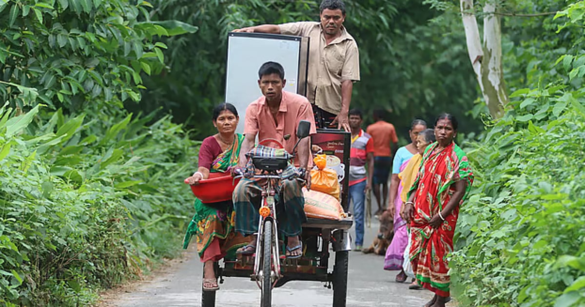 Familien holen nach einem Angriff in Rangpur Habseligkeiten aus ihren ...