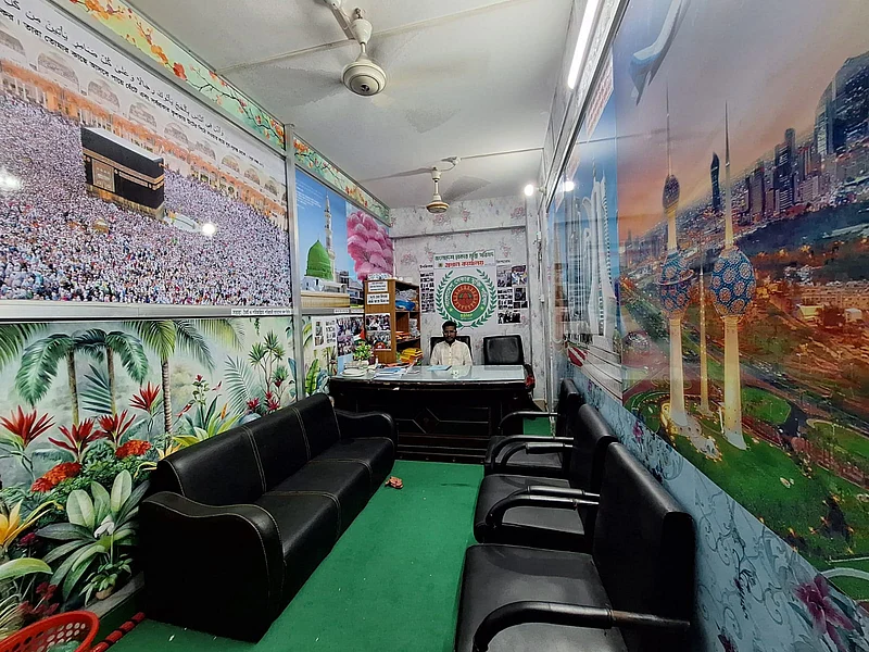 Bangladesh Bekar Mukti Parishad has a one-room central office in Purana Paltan.