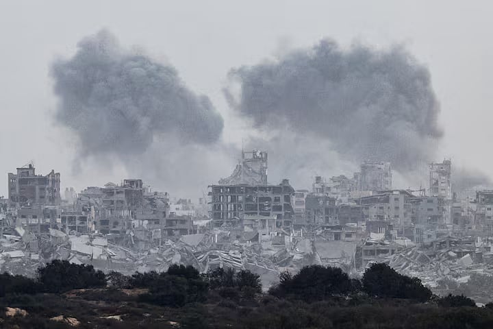 Smoke rises from Gaza after explosions, as seen from the Israeli side of the border with Gaza, 5 October, 2025. 
