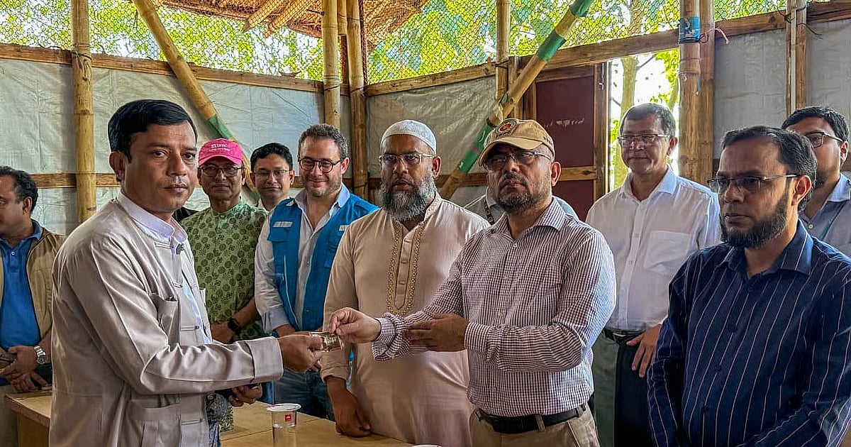 10,000 Rohingyas to receive SIM cards, 100 get them on first day