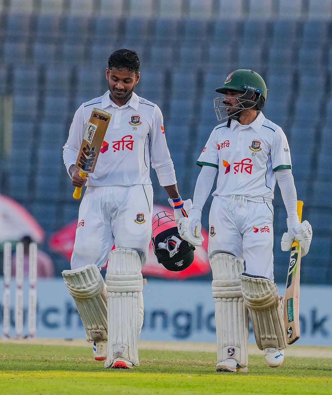 Joys Jahrhundert bringt Bangladesch fest in Führung