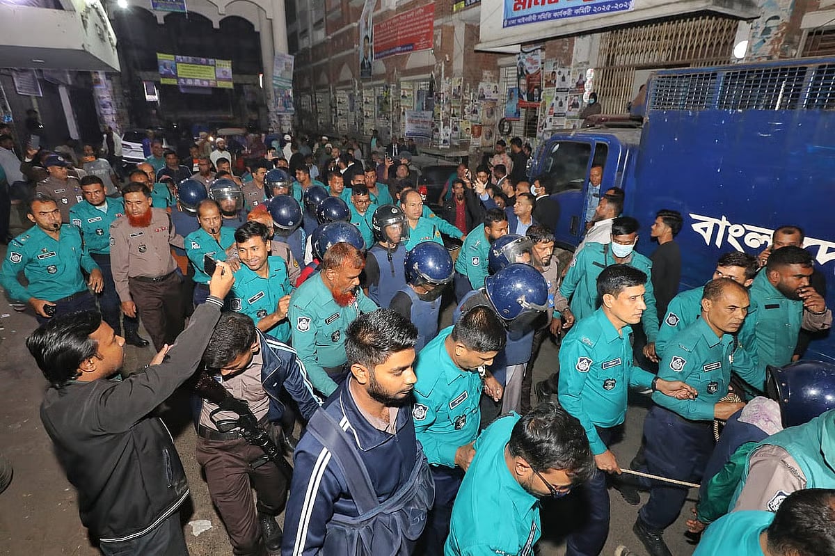 Fifteen sent to jail in case over attack, arson at Prothom Alo office