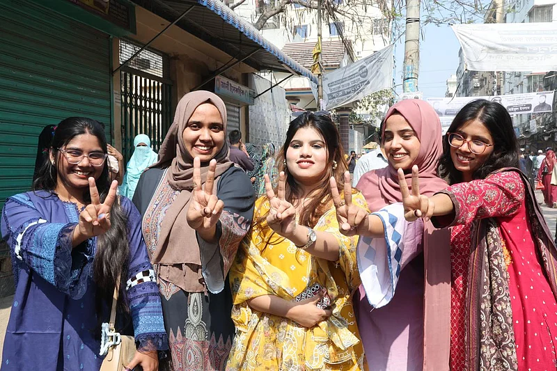Long queue of voters at Shaheed Zia Mohilla College Centre, Mirpur, Dhaka