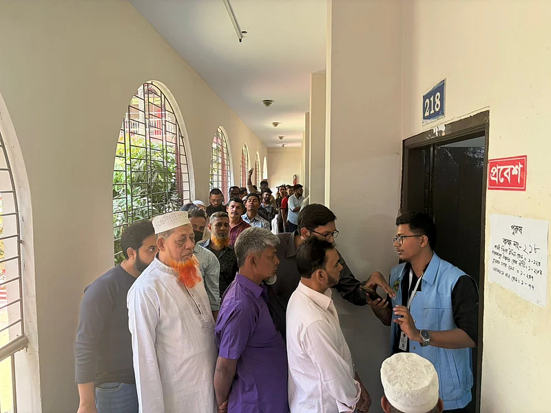 Voters at Ahmed Bawany Academy School and College, Dhaka around 11:30 am