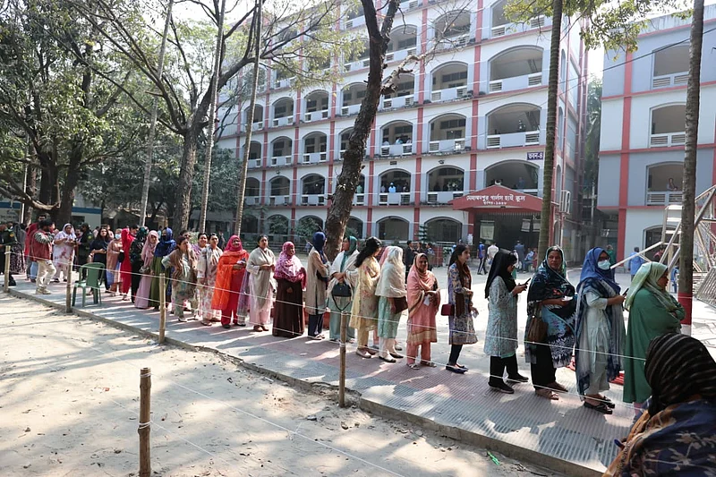 Long queue of voters at Mohammadpur Girls School centre, Dhaka