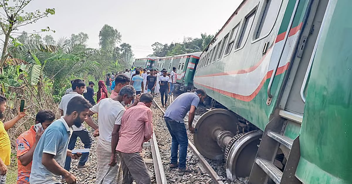 Nilsagar Express train derails in Bogura, cutting off rail communication ...