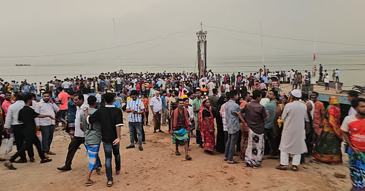 Bus carrying 40 passengers plunges into Padma River from Daulatdia ferry ...