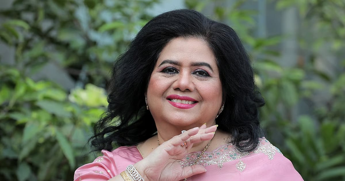 Runa Laila doesn't shake hands with everyone! Is it because of her diamond ...