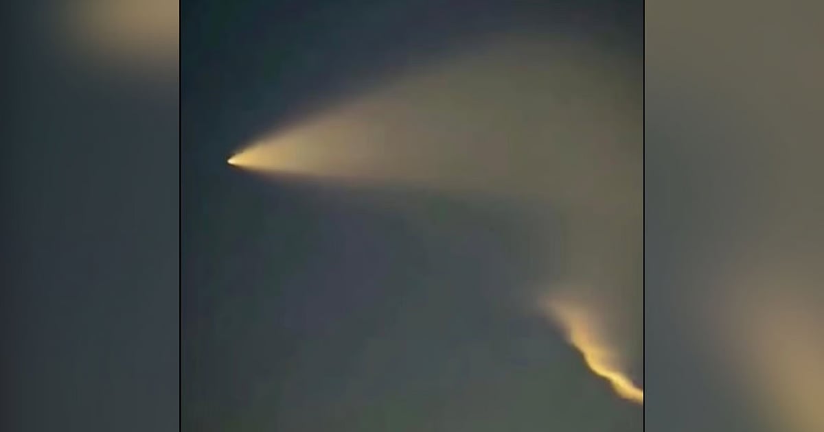 Raketenförmiger Lichtblitz am Himmel über Cox’s Bazar