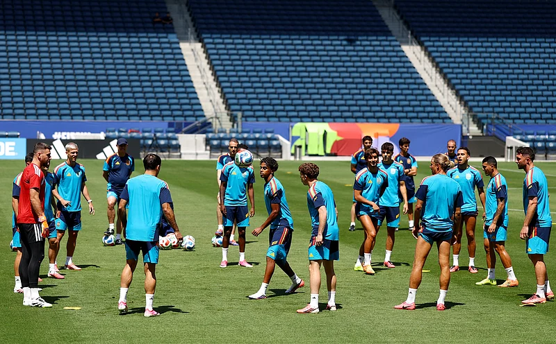 Football - FIFA World Cup 2026 - Spain Training - Carson Sports Park, Carson, California, U.S. - July 9, 2026
Spain's Lamine Yamal with teammates during training
