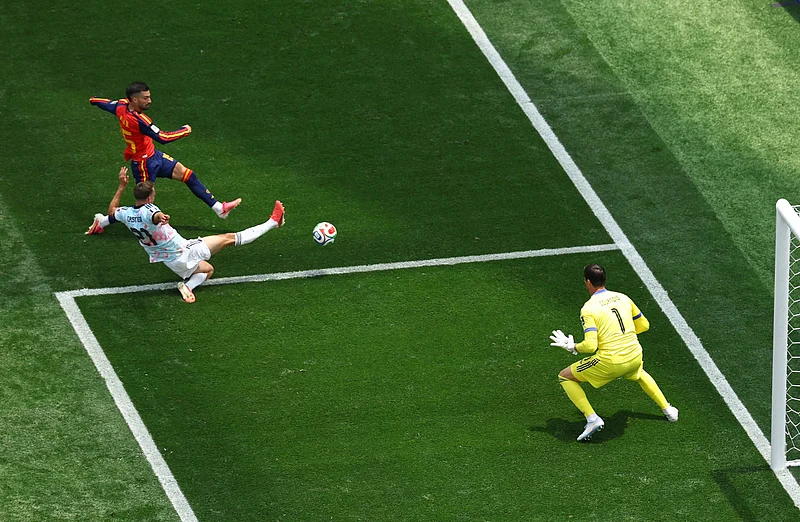 
Spain's Alex Baena in action with Belgium's Timothy Castagne and Thibaut Courtois 