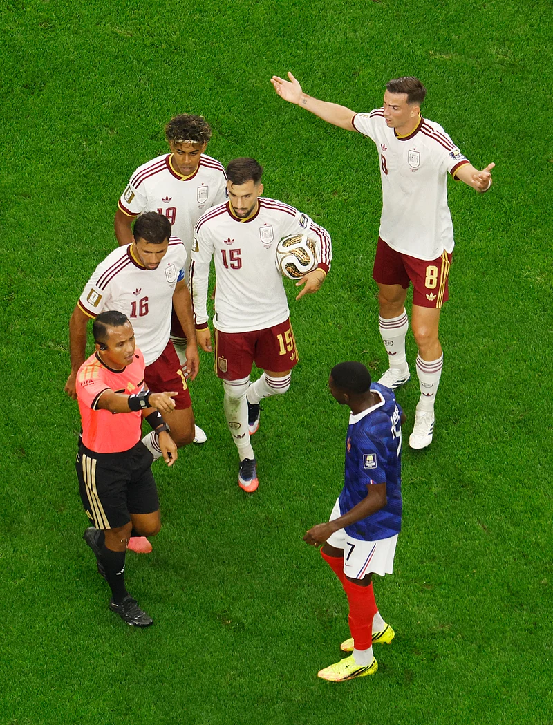  Football - FIFA World Cup 2026 - Semi Final - France v Spain - Dallas Stadium, Arlington, Texas, U.S. - July 14, 2026
Spain's Rodri, Alex Baena, Lamine Yamal and Fabian Ruiz remonstrate with referee Ivan Barton as France's Ousmane Dembele reacts 