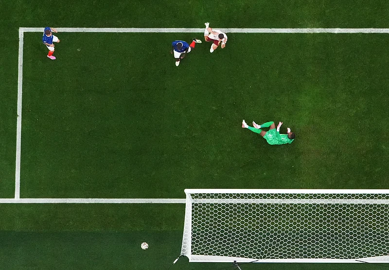 Football - FIFA World Cup 2026 - Semi Final - France v Spain - Dallas Stadium, Arlington, Texas, U.S. - July 14, 2026
Spain's Fabian Ruiz reacts alongside France's Mike Maignan and Dayot Upamecano after he misses a chance to score 