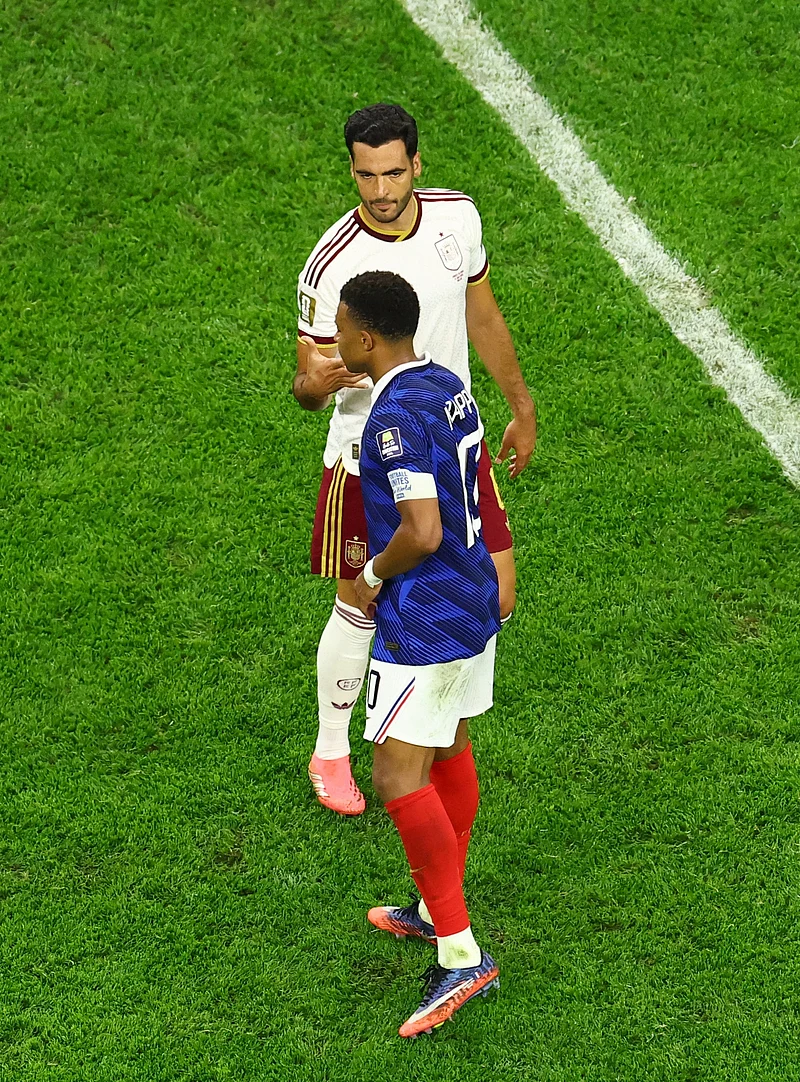 Football - FIFA World Cup 2026 - Semi Final - France v Spain - Dallas Stadium, Arlington, Texas, U.S. - July 14, 2026
Spain's Mikel Merino shakes hands with France's Kylian Mbappe after the match 