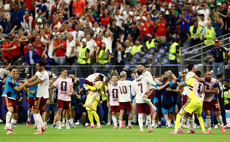 Football - FIFA World Cup 2026 - Semi Final - France v Spain - Dallas Stadium, Arlington, Texas, U.S. - July 14, 2026
Spain's Borja Iglesias, Gavi, Mikel Merino, Ferran Torres and Alex Baena celebrate after the match as Spain qualify for the final of the World Cup  