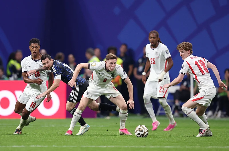 Football - FIFA World Cup 2026 - Semi Final - England v Argentina - Atlanta Stadium, Atlanta, Georgia, U.S. - July 15, 2026
England's Elliot Anderson, Anthony Gordon, and Jude Bellingham in action with Argentina's Lionel Messi 