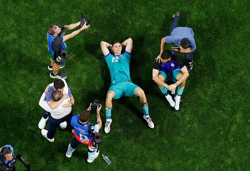Soccer Football - FIFA World Cup 2026 - Semi Final - England v Argentina - Atlanta Stadium, Atlanta, Georgia, U.S. - July 15, 2026
Argentina's Emiliano Martinez celebrates with teammates after the match REUTERS/Brian Snyder