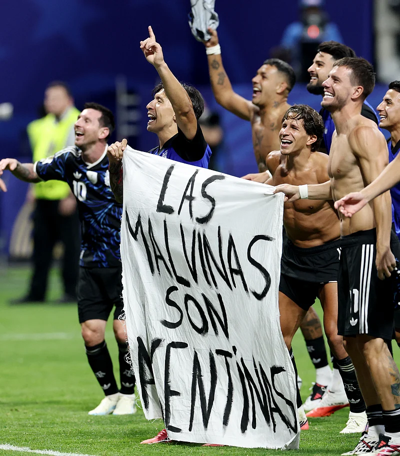 Soccer Football - FIFA World Cup 2026 - Semi Final - England v Argentina - Atlanta Stadium, Atlanta, Georgia, U.S. - July 15, 2026
Argentina's Lisandro Martinez and Giovani Lo Celso celebrate with a banner after the match as Argentina qualify for the final of the World Cup REUTERS/Amanda Perobelli