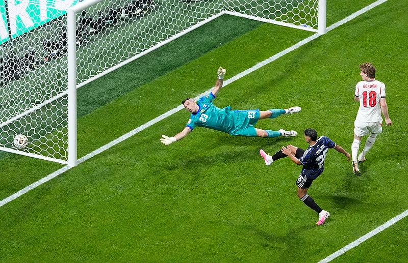 Football - FIFA World Cup 2026 - Semi Final - England v Argentina - Atlanta Stadium, Atlanta, Georgia, U.S. - July 15, 2026
England's Anthony Gordon scores their first goal 