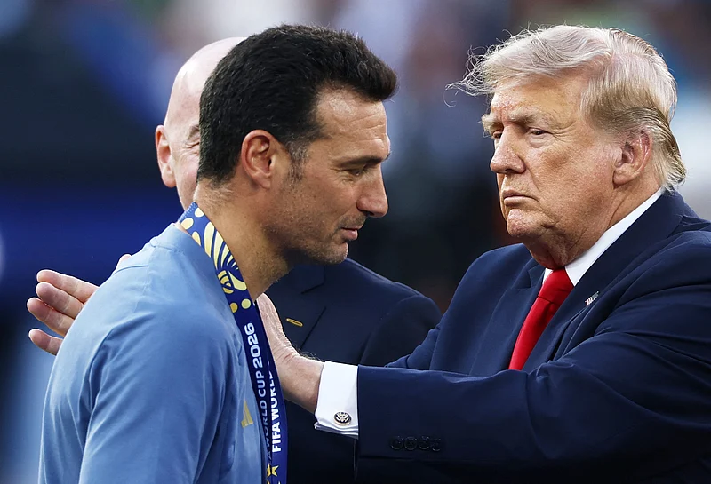 Soccer Football - FIFA World Cup 2026 - Final - Spain v Argentina - New York/New Jersey Stadium, East Rutherford, New Jersey, U.S. - July 19, 2026
Argentina coach Lionel Scaloni looks dejected after receiving his runners up medal from U.S. President Donald Trump during the trophy presentation REUTERS/Lee Smith