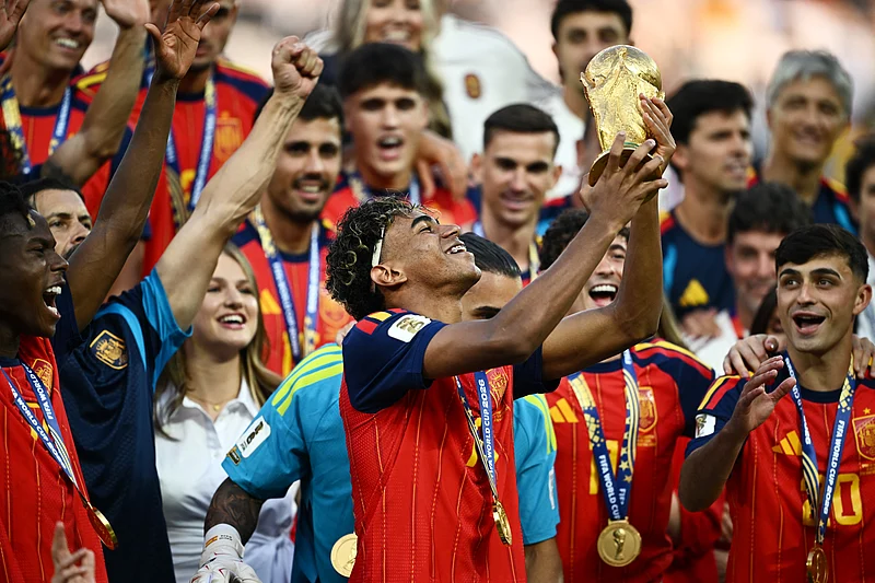 Soccer Football - FIFA World Cup 2026 - Final - Spain v Argentina - New York/New Jersey Stadium, East Rutherford, New Jersey, U.S. - July 19, 2026
Spain's Lamine Yamal lifts the World Cup trophy alongside teammates as they celebrate winning the World Cup REUTERS/Dylan Martinez