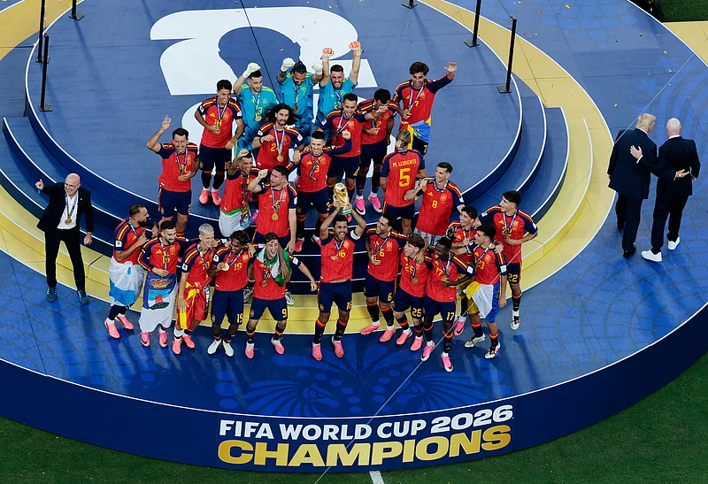 Soccer Football - FIFA World Cup 2026 - Final - Spain v Argentina - New York/New Jersey Stadium, East Rutherford, New Jersey, U.S. - July 19, 2026
Spain's Rodri lifts the World Cup trophy alongside teammates as they celebrate winning the World Cup REUTERS/Brian Snyder