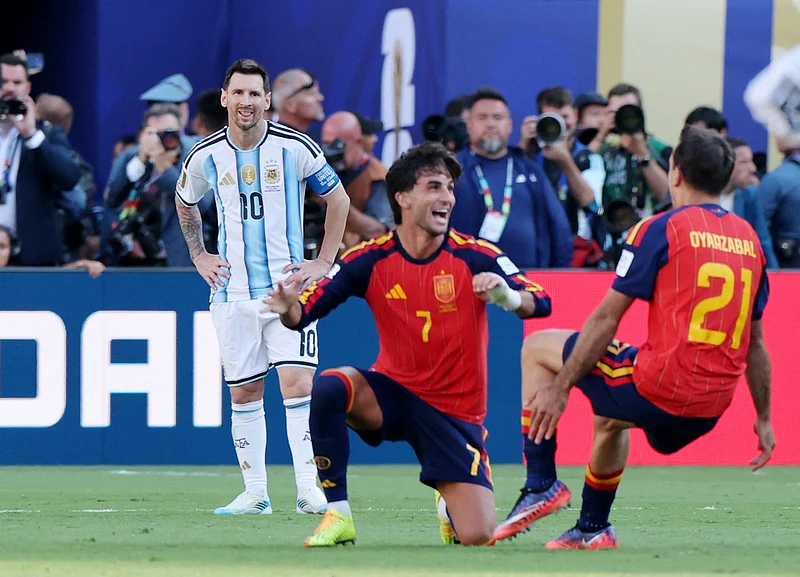 Soccer Football - FIFA World Cup 2026 - Final - Spain v Argentina - New York/New Jersey Stadium, East Rutherford, New Jersey, U.S. - July 19, 2026
Argentina's Lionel Messi looks dejected after the match as Spain's Ferran Torres and Mikel Oyarzabal celebrate winning the World Cup REUTERS/Amanda Perobelli