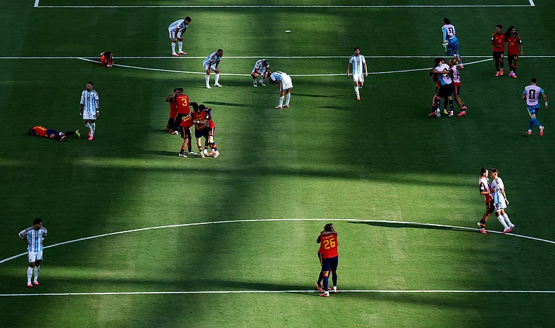 Soccer Football - FIFA World Cup 2026 - Final - Spain v Argentina - New York/New Jersey Stadium, East Rutherford, New Jersey, U.S. - July 19, 2026
Argentina's Nahuel Molina clashes with Spain's Rodri as Spain players celebrate after winning the World Cup REUTERS/John Sibley