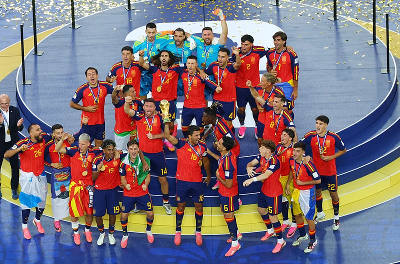 Soccer Football - FIFA World Cup 2026 - Final - Spain v Argentina - New York/New Jersey Stadium, East Rutherford, New Jersey, U.S. - July 19, 2026
Spain's Rodri lifts the World Cup trophy alongside teammates as they celebrate winning the World Cup REUTERS/Mike Segar