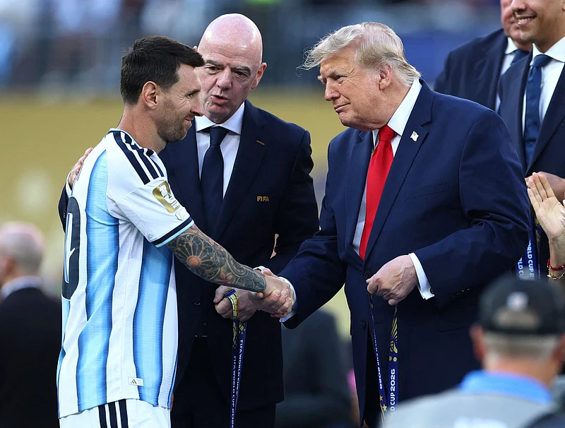 Soccer Football - FIFA World Cup 2026 - Final - Spain v Argentina - New York/New Jersey Stadium, East Rutherford, New Jersey, U.S. - July 19, 2026
Argentina's Lionel Messi shakes hands with U.S. President Donald Trump as he receives his runners up medal during the trophy presentation REUTERS/Hannah Mckay     TPX IMAGES OF THE DAY