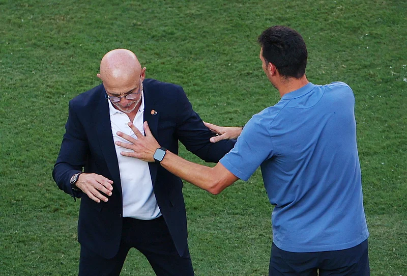 Soccer Football - FIFA World Cup 2026 - Final - Spain v Argentina - New York/New Jersey Stadium, East Rutherford, New Jersey, U.S. - July 19, 2026
Spain coach Luis De La Fuente with Argentina coach Lionel Scaloni after winning the World Cup REUTERS/Mike Segar