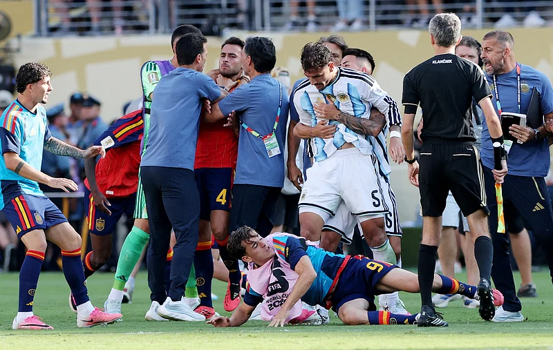 Soccer Football - FIFA World Cup 2026 - Final - Spain v Argentina - New York/New Jersey Stadium, East Rutherford, New Jersey, U.S. - July 19, 2026
Argentina's Leandro Paredes clashes with Spain's Gavi as Argentina coach Lionel Scaloni and coaching staff clash with Spain's Eric Garcia after the match REUTERS/Amanda Perobelli     TPX IMAGES OF THE DAY