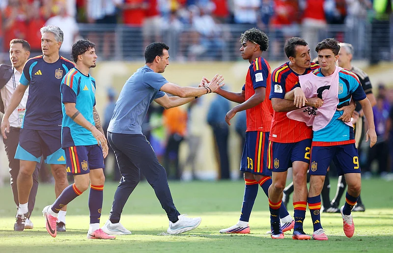 Soccer Football - FIFA World Cup 2026 - Final - Spain v Argentina - New York/New Jersey Stadium, East Rutherford, New Jersey, U.S. - July 19, 2026
Argentina coach Lionel Scaloni shakes hands with Spain's Lamine Yamal after the match as Spain's Mikel Oyarzabal and Gavi react after winning the World Cup REUTERS/Agustin Marcarian