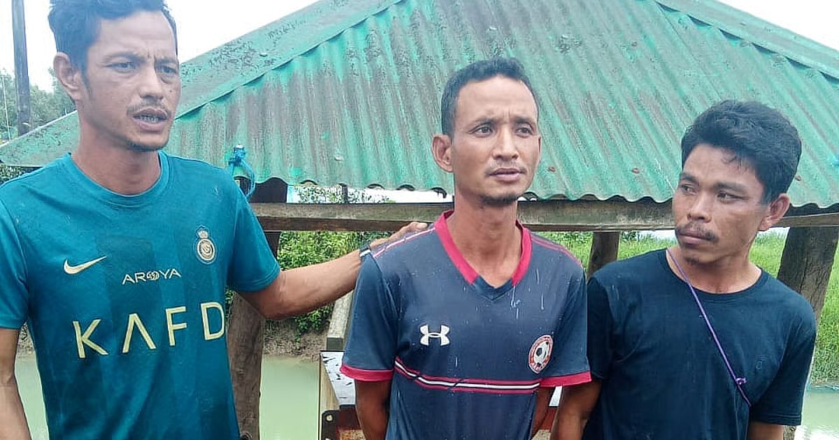 Drei Sicherheitskräfte aus Myanmar nach Überquerung des Naf-Flusses in ...