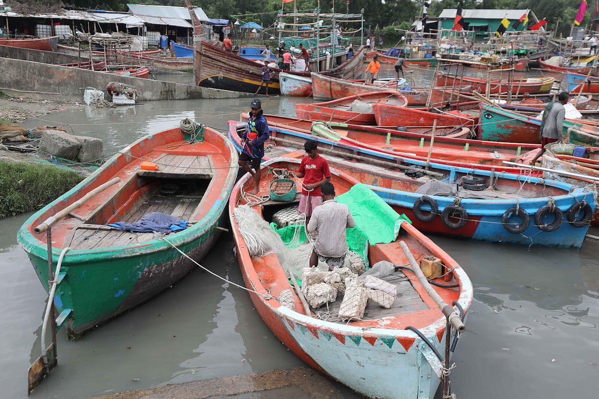 Fishermen rush to sea to catch hilsa during full moon tide