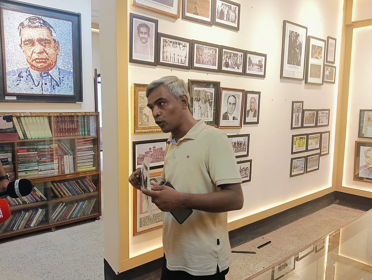 Student tears down Jinnah’s pictures from DUCSU museum - Prothom Alo English