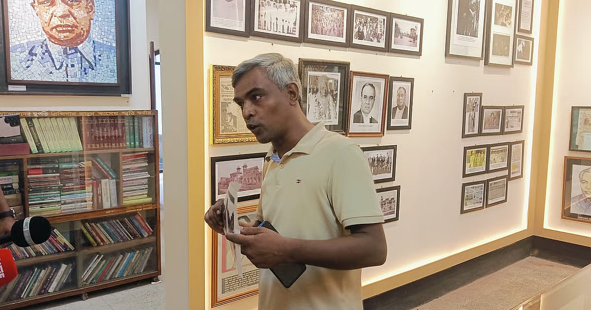 Student tears down Jinnah’s pictures from DUCSU museum - Prothom Alo English