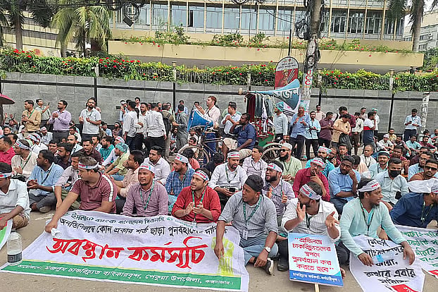 Dismissed Islami Bank officials stage sit-in in front of Bangladesh Bank following clashes