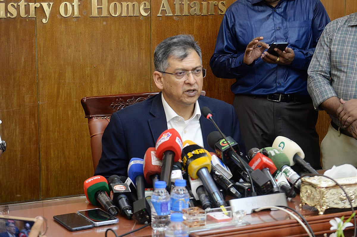 Two people who threw crude bomb in front of Supreme Court identified: Home Minister - Prothom Alo English
