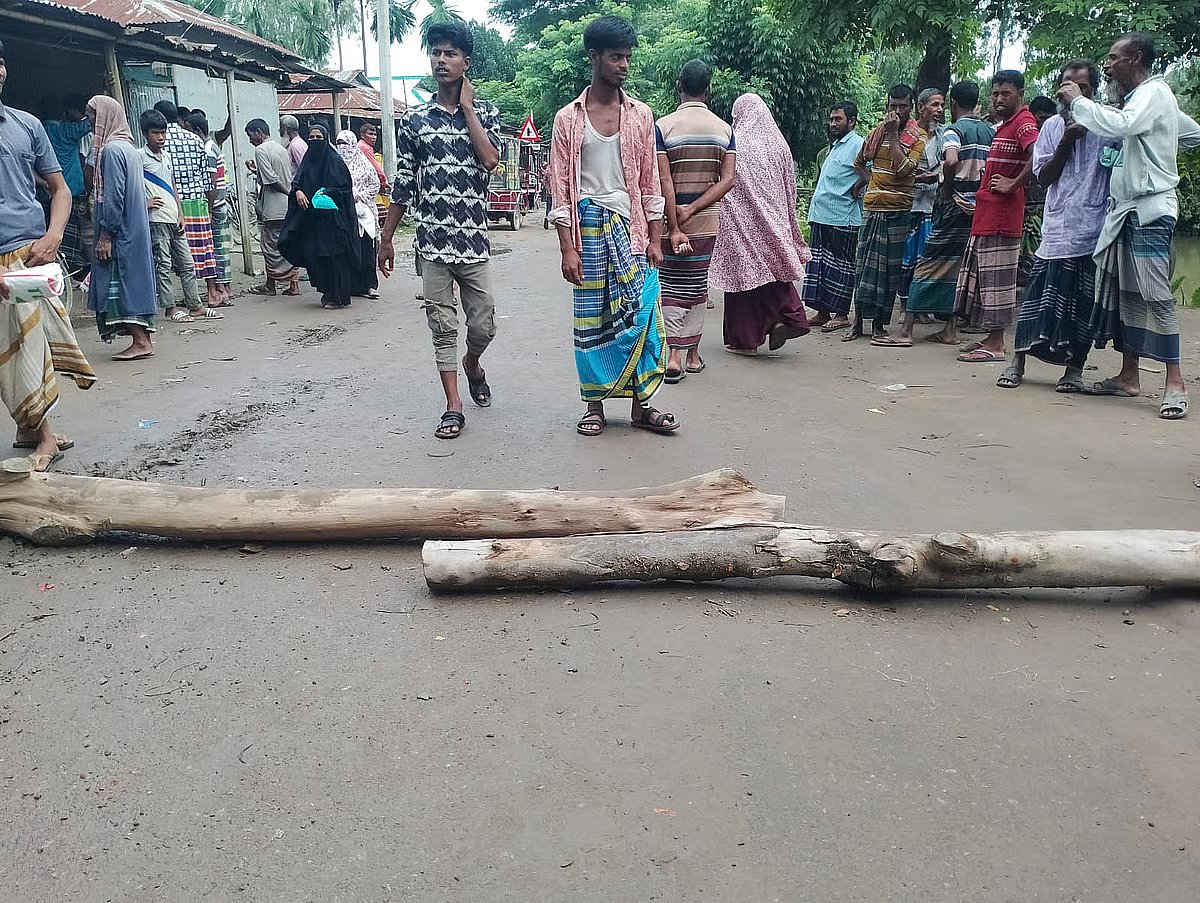 Farmers block road in Kurigram over fertiliser shortage; official confined for 4 hours - Prothom Alo English