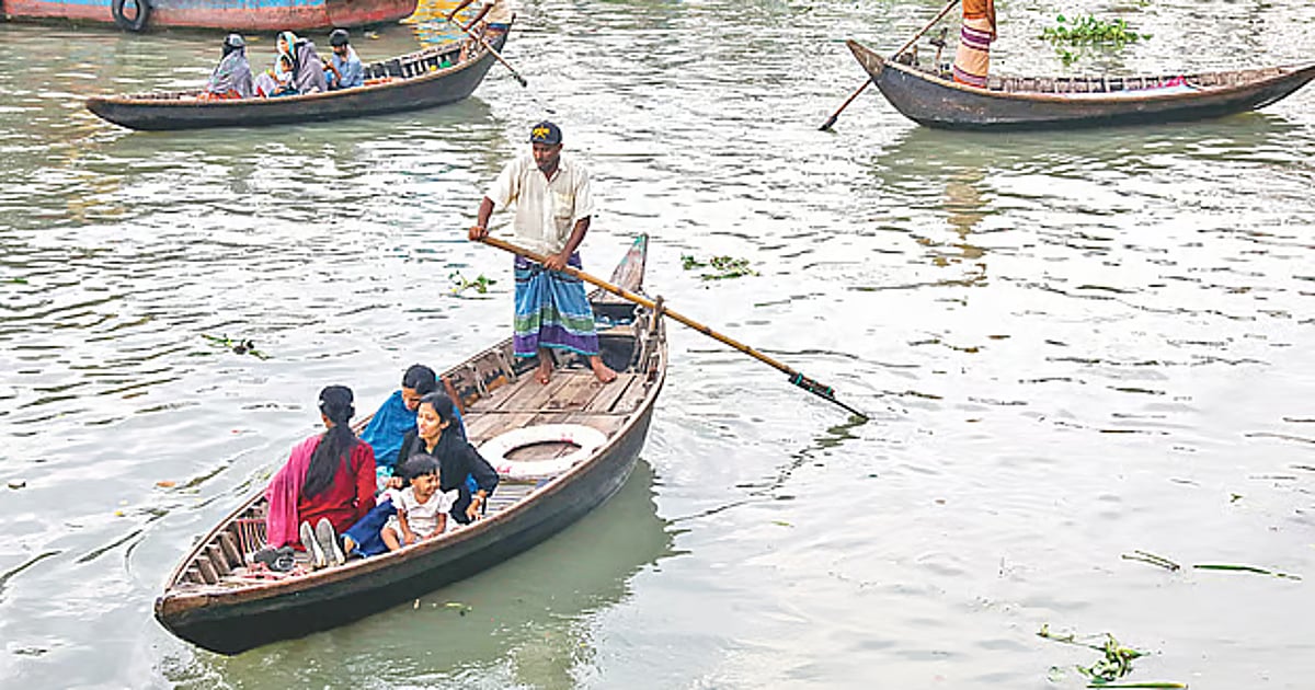 Extortion on both banks of Buriganga, boatman pays Tk 150 a day - Prothom Alo English