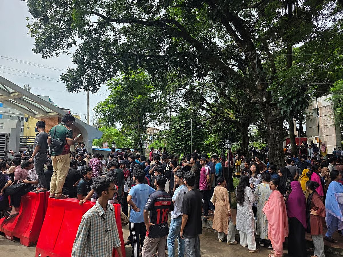 ‘Complete shutdown’ at CUET over VC replacement, main gate locked - Prothom Alo English