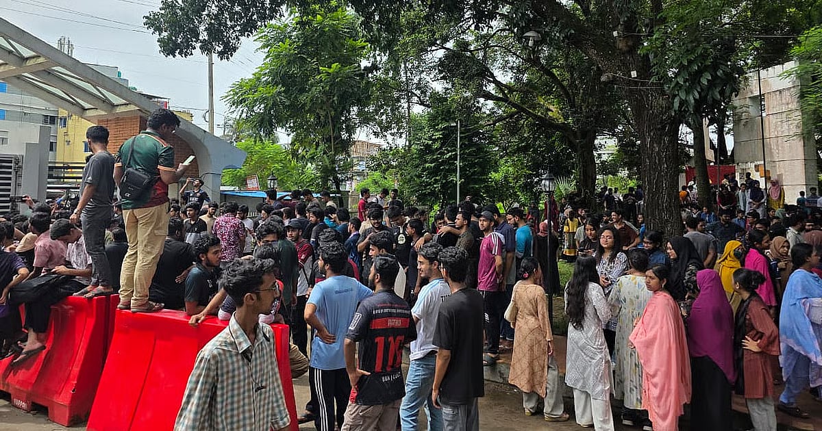 ‘Complete shutdown’ at CUET over VC replacement, main gate locked - Prothom Alo English