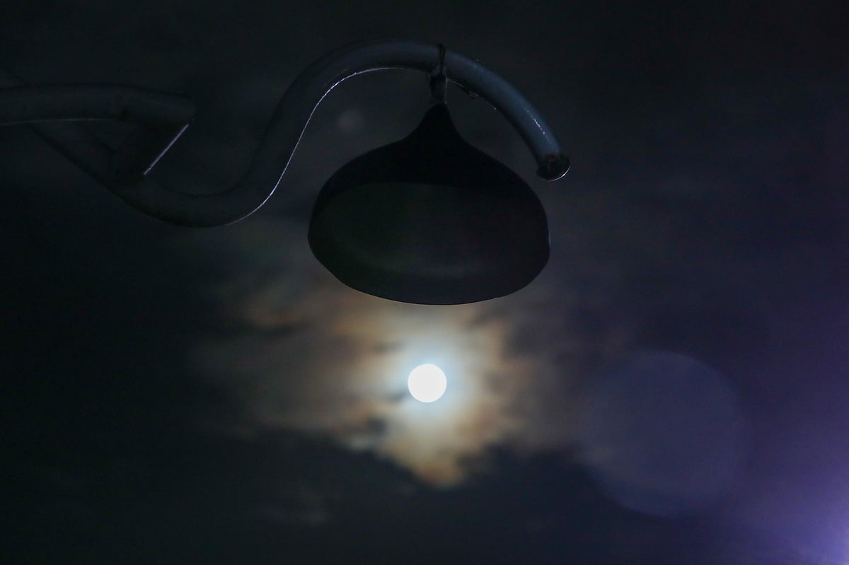 The full moon lights up the autumn sky - Prothom Alo English