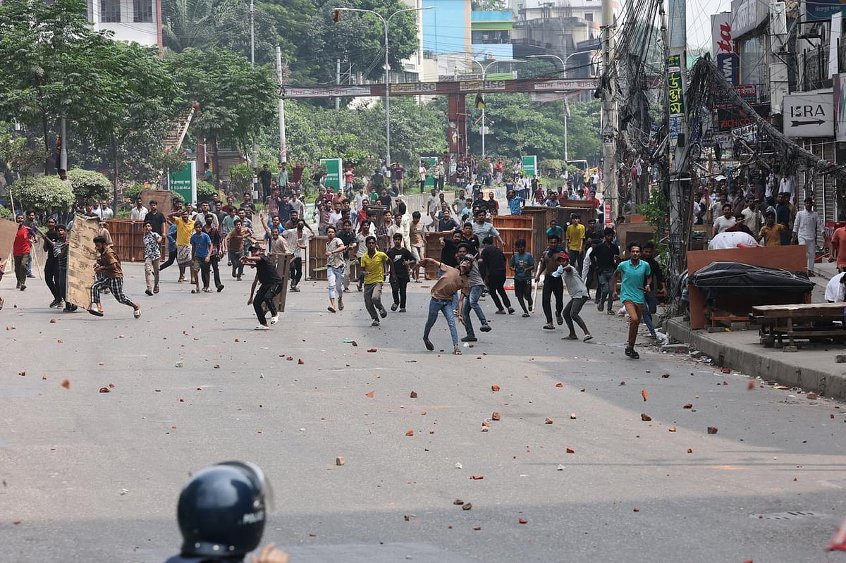 Attacks, vandalism and arson erupt in Mirpur over footpath eviction drive - Prothom Alo English