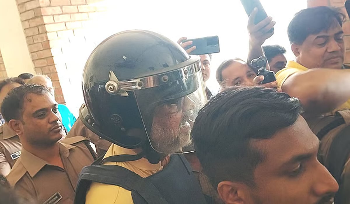 Akhtaruzzaman warnte die Bevölkerung vor Jamaat und trat der Partei später ...