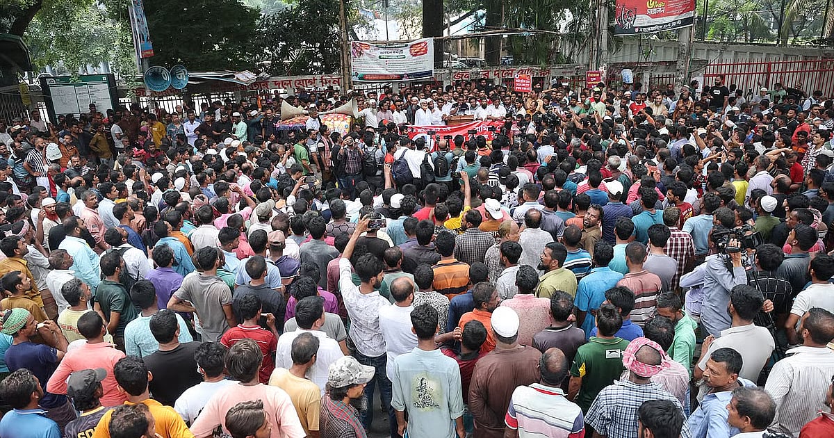 Battery-powered rickshaw drivers block road in front of Press Club for an hour - Prothom Alo English