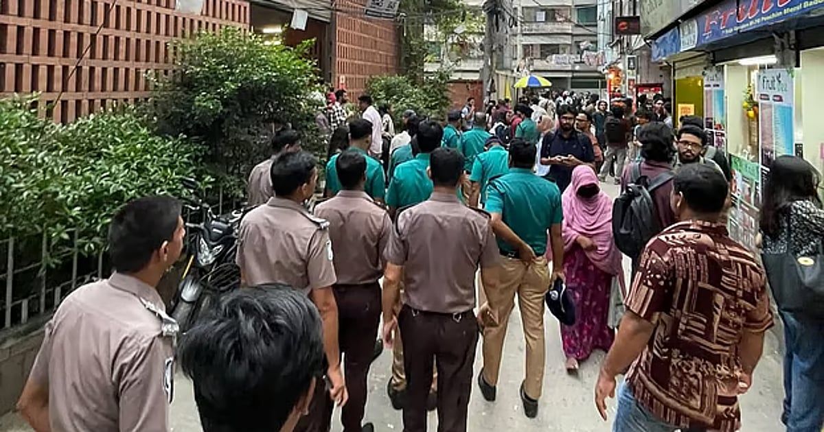 Police step up security at BRAC University after bomb threat - Prothom Alo English